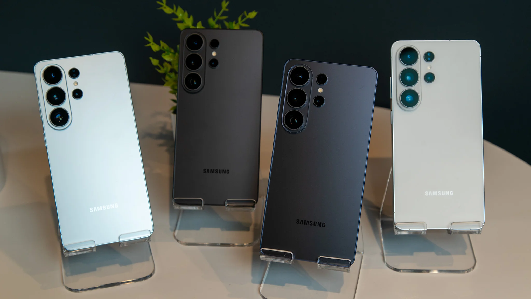 Samsung Galaxy S26 Ultra black and white